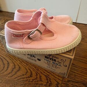 Cienta Pink Canvas Dress Shoes for Kids